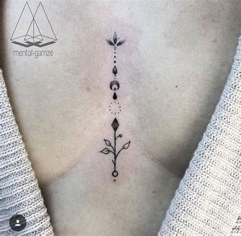 tatuagem no meio dos peitos|Tatuagem no Meio da Mama Delicada (Decote)